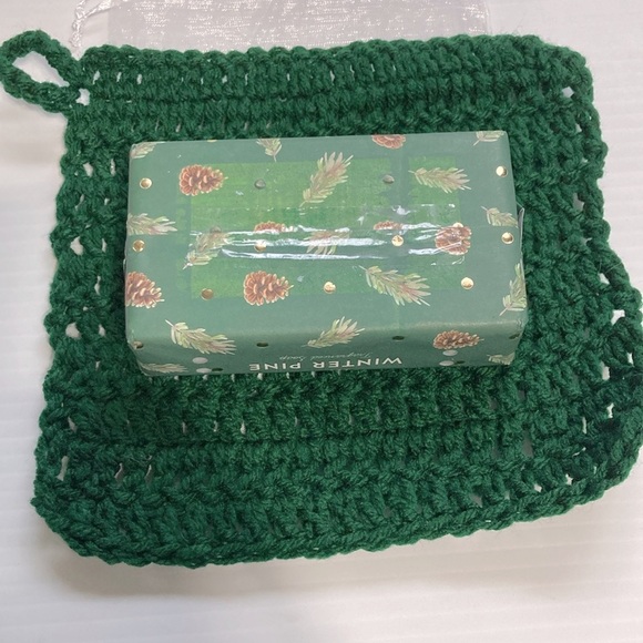 CASTELBEL Limited Edition Winter Pine Fragrance Bath Bar and Washcloth Gift Set - Picture 10 of 16